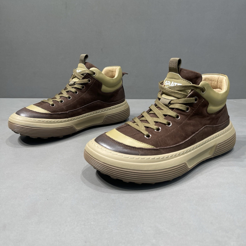 Férfi sportcipő valódi bőrből, középmagas felsőrésszel, kerek orrú, fűzős zárású, gumitalppal