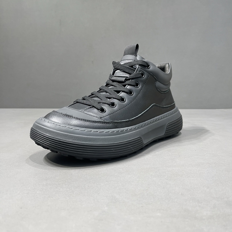 Férfi sportcipő valódi bőrből, középmagas felsőrésszel, kerek orrú, fűzős zárású, gumitalppal