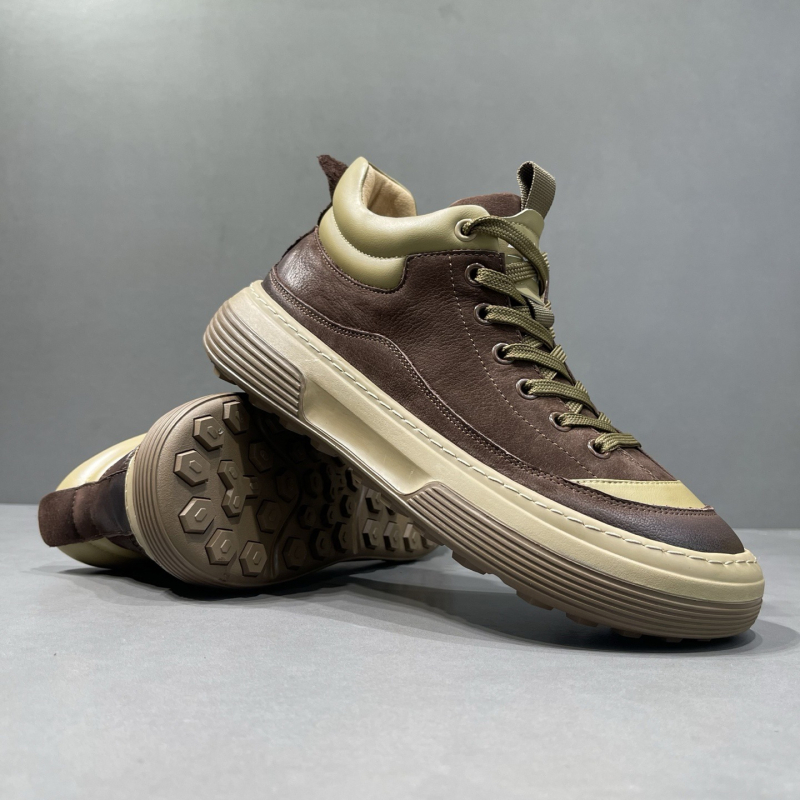 Férfi sportcipő valódi bőrből, középmagas felsőrésszel, kerek orrú, fűzős zárású, gumitalppal