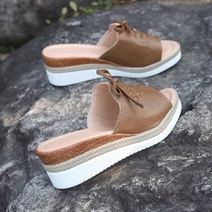 Casual sandale s klinastim petom, okrugli vrh, gornji materijal umjetni pliš, visina peta 3–5 cm