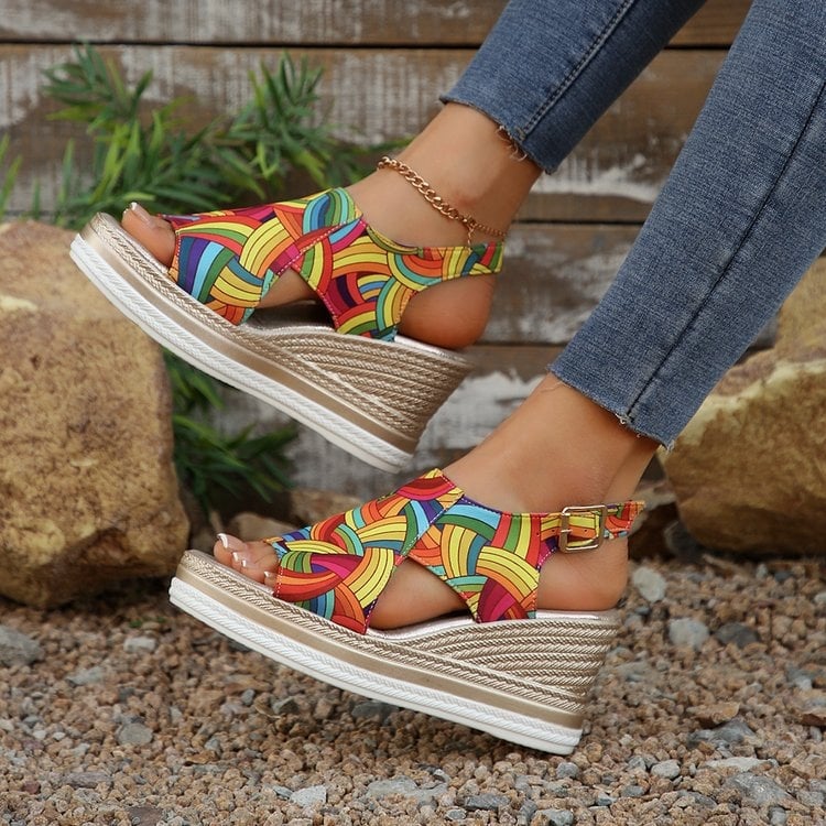 Γυναικείες σανδάλια με μία λουρίδα, ύφασμά επάνω, δάκτυλο σε σχήμα ψαριού, διασταυρούμενες λουρίδες, κλίση φτέρνας 6–8 cm, σόλα καουτσούκ