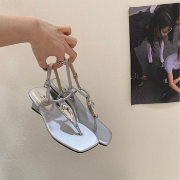 Γυναικεία σανδάλια με σφήνα, τετράγωνη μύτη, λουρί μεταξύ δαχτύλων, PU επάνω μέρος, καουτσούκ σόλα