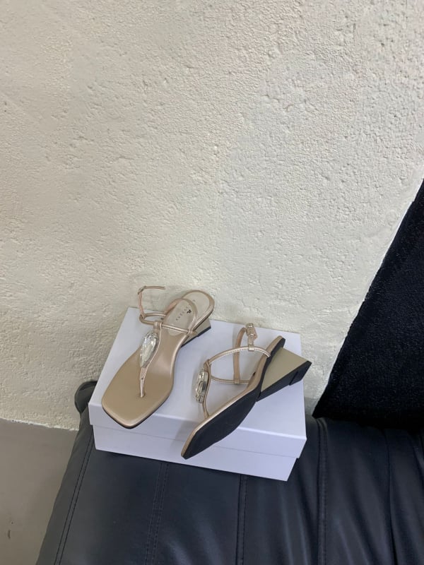 Γυναικεία σανδάλια με σφήνα, τετράγωνη μύτη, λουρί μεταξύ δαχτύλων, PU επάνω μέρος, καουτσούκ σόλα