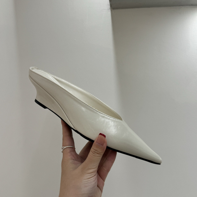 Πέδιλα με αιχμηρό άκρο και πίσω λουράκι, PU σόλα, επάνω και εσωτερικό από Super Fiber, Άνοιξη 2025