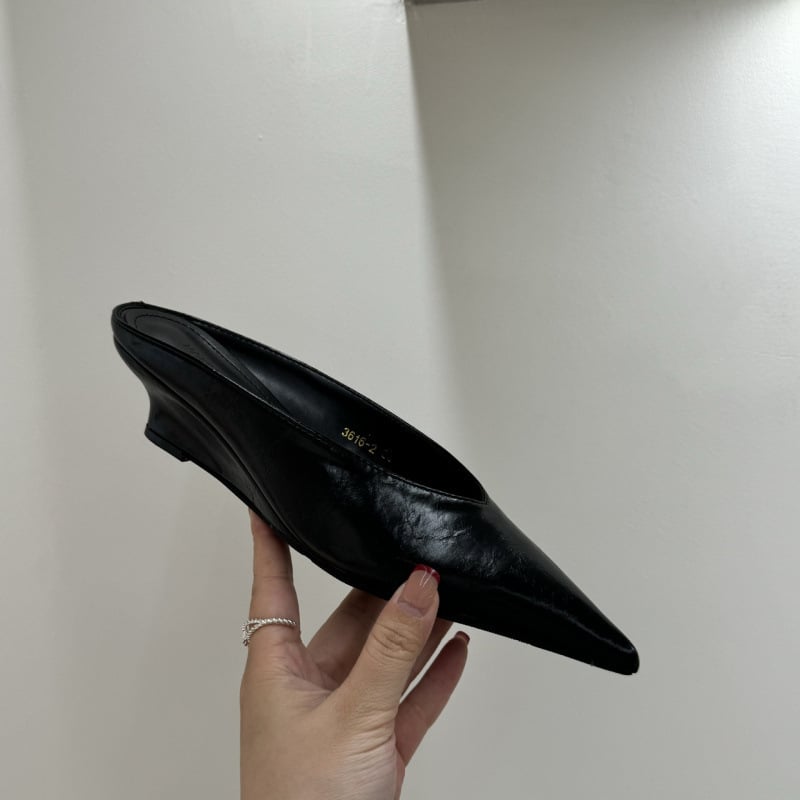 Πέδιλα με αιχμηρό άκρο και πίσω λουράκι, PU σόλα, επάνω και εσωτερικό από Super Fiber, Άνοιξη 2025