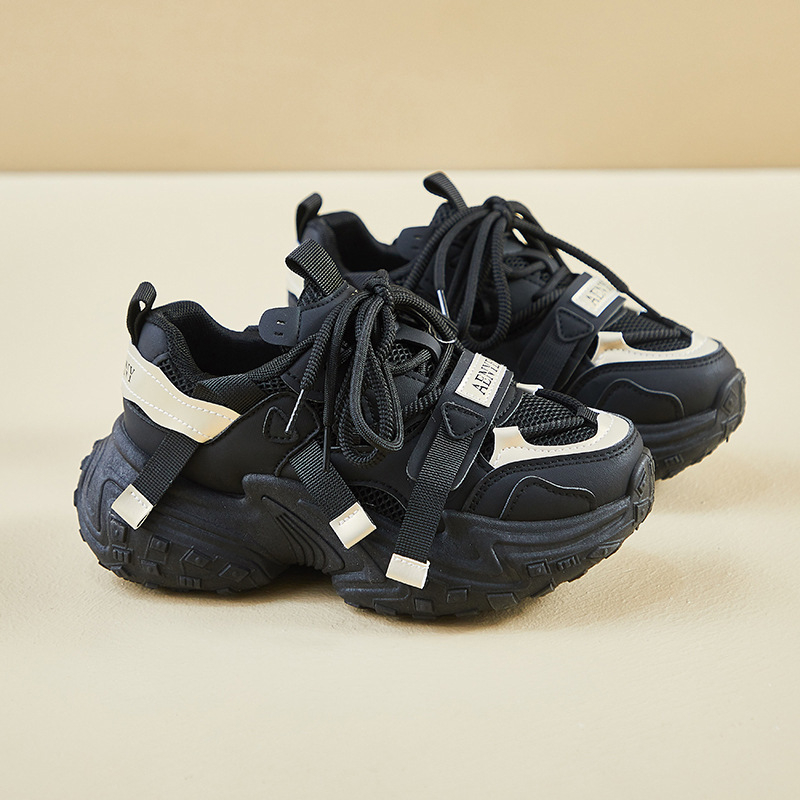 Ženske chunky tenisice tipa dad shoes s mrežastim gornjim dijelom, gumeni potplat, visina pete 3–5 cm, prednje vezanje, zaobljeni vrh