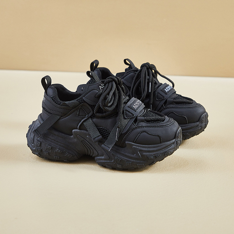 Ženske chunky tenisice tipa dad shoes s mrežastim gornjim dijelom, gumeni potplat, visina pete 3–5 cm, prednje vezanje, zaobljeni vrh