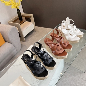 Sandale din cânepă lucrate manual, cu design decupat; vârf rotund; partea superioară: piele de vită de primă calitate; interior: piele de miel; talpă: cauciuc; înălțimea tocului peste 8 cm