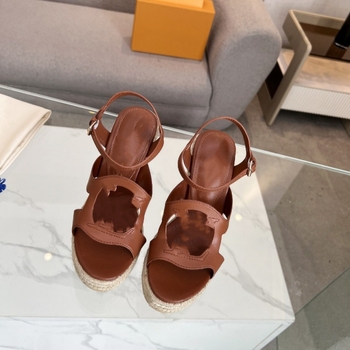 Sandale din cânepă lucrate manual, cu design decupat; vârf rotund; partea superioară: piele de vită de primă calitate; interior: piele de miel; talpă: cauciuc; înălțimea tocului peste 8 cm