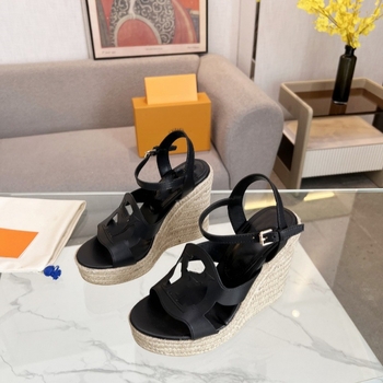 Sandale din cânepă lucrate manual, cu design decupat; vârf rotund; partea superioară: piele de vită de primă calitate; interior: piele de miel; talpă: cauciuc; înălțimea tocului peste 8 cm