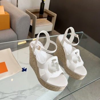 Sandale din cânepă lucrate manual, cu design decupat; vârf rotund; partea superioară: piele de vită de primă calitate; interior: piele de miel; talpă: cauciuc; înălțimea tocului peste 8 cm