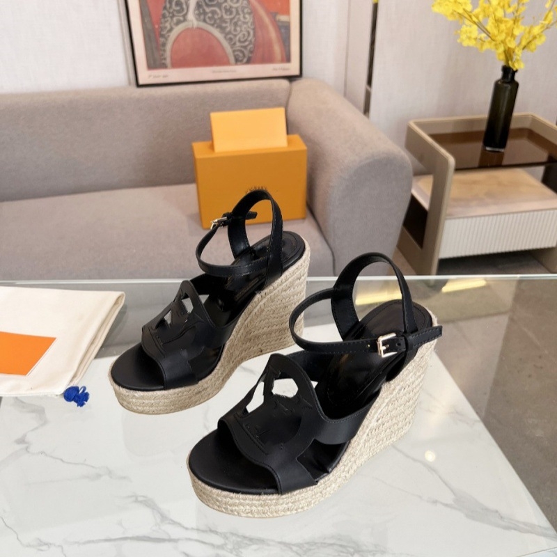 Sandale din cânepă lucrate manual, cu design decupat; vârf rotund; partea superioară: piele de vită de primă calitate; interior: piele de miel; talpă: cauciuc; înălțimea tocului peste 8 cm