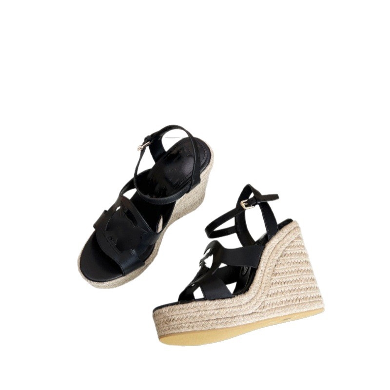 Sandale din cânepă lucrate manual, cu design decupat; vârf rotund; partea superioară: piele de vită de primă calitate; interior: piele de miel; talpă: cauciuc; înălțimea tocului peste 8 cm