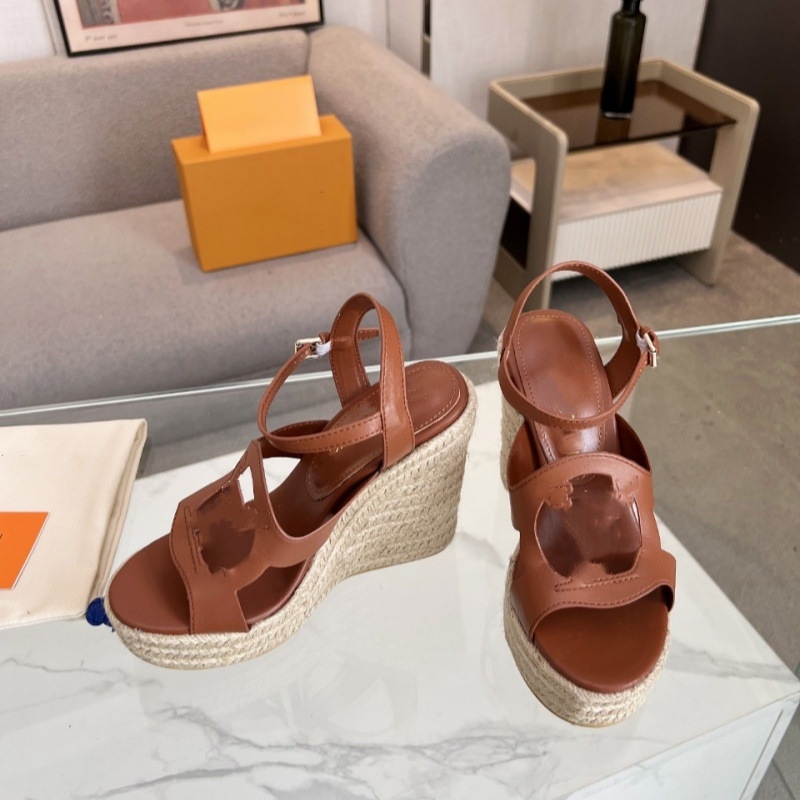 Sandale din cânepă lucrate manual, cu design decupat; vârf rotund; partea superioară: piele de vită de primă calitate; interior: piele de miel; talpă: cauciuc; înălțimea tocului peste 8 cm