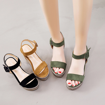 Pántos szandál velúr felsőrésszel, csat-zárás, poliuretán talp, rendkívül magas sarok (>8 cm)