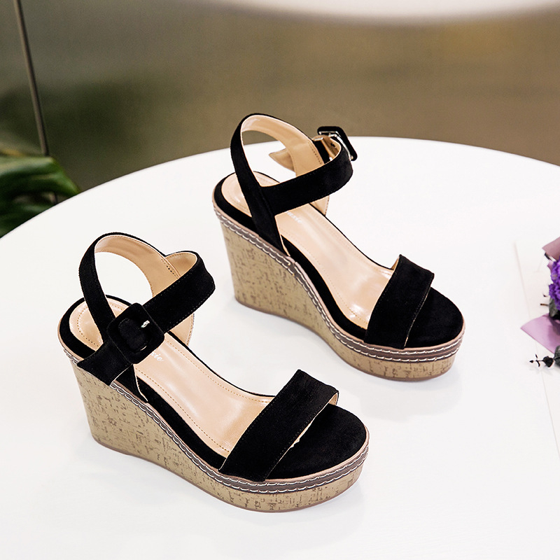 Pántos szandál velúr felsőrésszel, csat-zárás, poliuretán talp, rendkívül magas sarok (>8 cm)