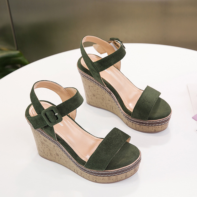 Pántos szandál velúr felsőrésszel, csat-zárás, poliuretán talp, rendkívül magas sarok (>8 cm)