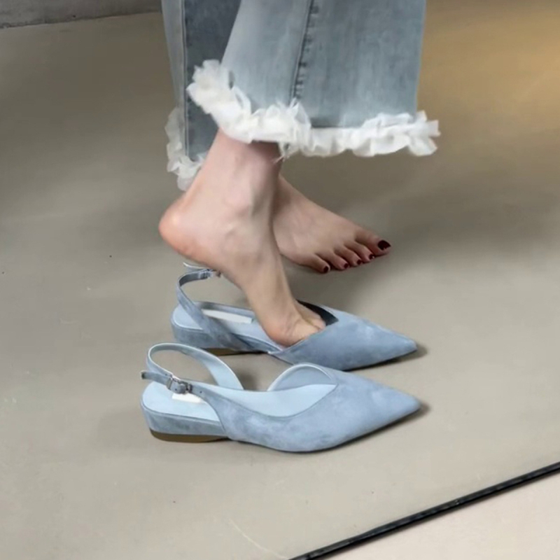 Ženske sandale s remenčićima, satinenski gornji dio, oštar nos, klinasti pet 3-6 cm, gumeni đon