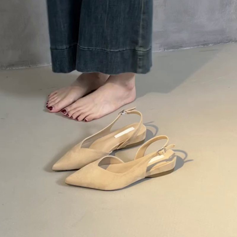 Ženske sandale s remenčićima, satinenski gornji dio, oštar nos, klinasti pet 3-6 cm, gumeni đon