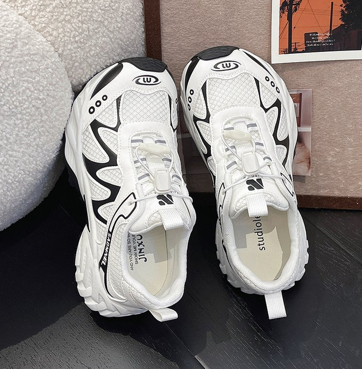 Ženske tenisice stil dad shoes, lagane i prozračne, gornji dio od mrežice i prave koze, debeli gumeni potplat, povećavaju visinu, vezanje