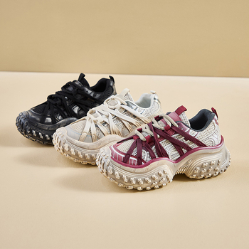 Ženske tenisice tipa dad shoes s debelim potplatom za povećanje visine; gornji dio PU+ mreža; prednje vezivanje; potplat od gume injekcijskog kalupa; svakodnevna upotreba