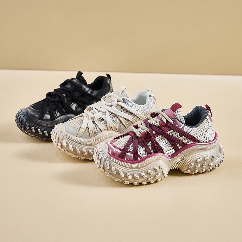 Ženske tenisice tipa dad shoes s debelim potplatom za povećanje visine; gornji dio PU+ mreža; prednje vezivanje; potplat od gume injekcijskog kalupa; svakodnevna upotreba