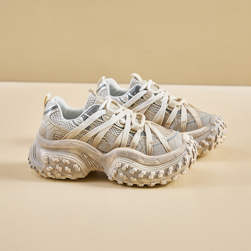 Ženske tenisice tipa dad shoes s debelim potplatom za povećanje visine; gornji dio PU+ mreža; prednje vezivanje; potplat od gume injekcijskog kalupa; svakodnevna upotreba