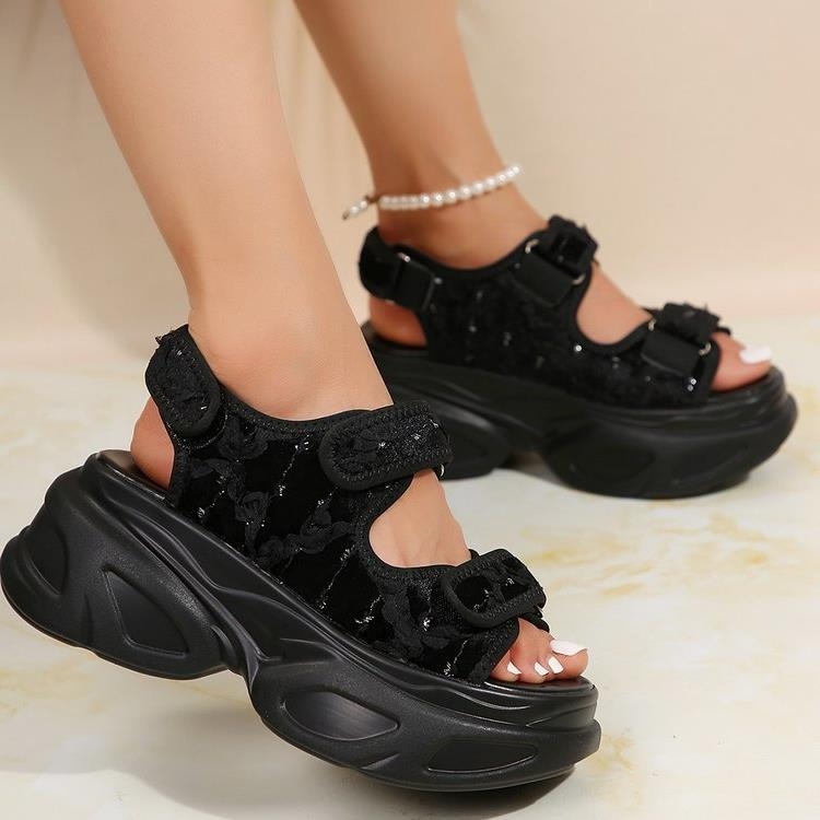 Ženske sandale s jednim remenom i Velcro zatvaranjem, platforma, oštar vrh, debeli potplat, visina pete 6–8 cm, gornji dio od prve sloje teleće kože, gumeni potplat