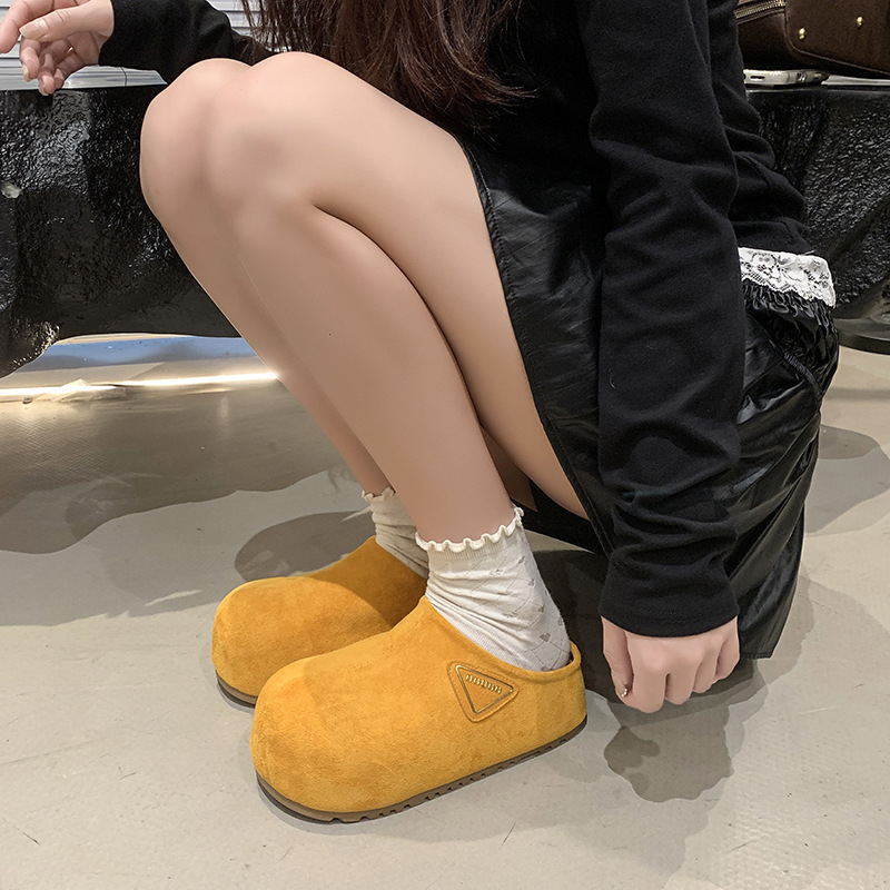 Ženske slip-on papuče s povećanom debelom sole, gornji dio od kravljeg velura, gumeni potplat, bez podstavka, ljeto 2025