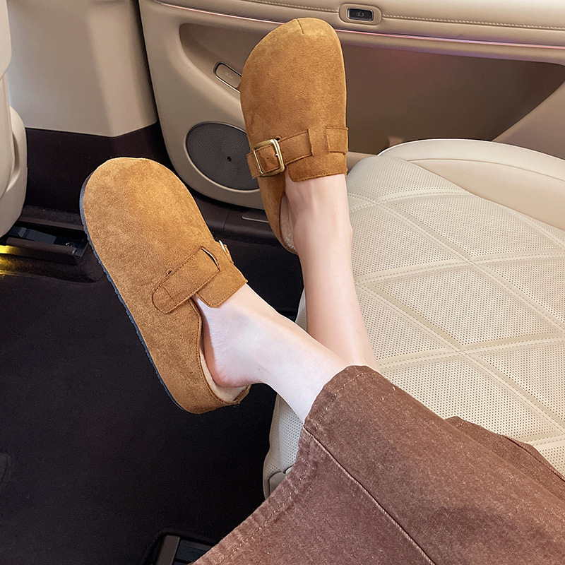 Slip-on sandale s zatvorenim prstima – gornji dio od velura, podstavljena unutrašnjost od pamuka, plastična potplat, debljina potplata 3–5 cm