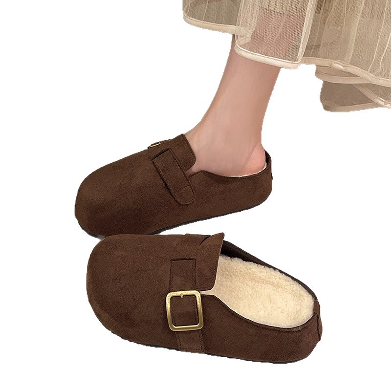 Slip-on sandale s zatvorenim prstima – gornji dio od velura, podstavljena unutrašnjost od pamuka, plastična potplat, debljina potplata 3–5 cm