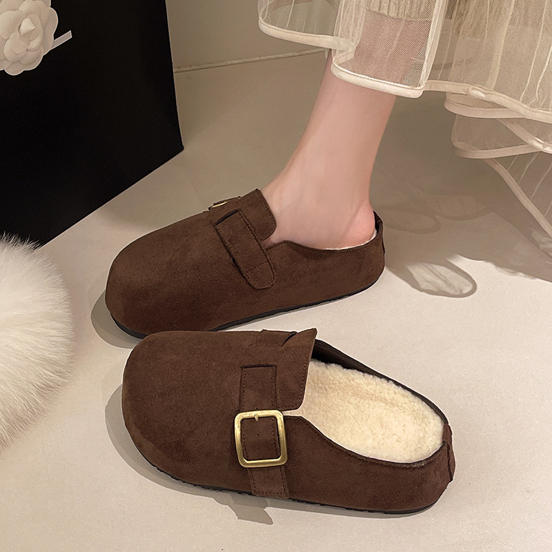 Slip-on sandale s zatvorenim prstima – gornji dio od velura, podstavljena unutrašnjost od pamuka, plastična potplat, debljina potplata 3–5 cm