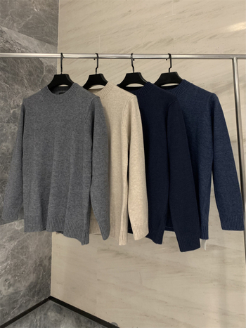 Ανδρικός μινιμαλιστικός πλεκτός πουλόβερ με στρογγυλό λαιμό, μακριά μανίκια, διαπνέουσα πολυεστερική μείξη 40%