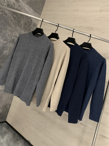 Ανδρικός μινιμαλιστικός πλεκτός πουλόβερ με στρογγυλό λαιμό, μακριά μανίκια, διαπνέουσα πολυεστερική μείξη 40%