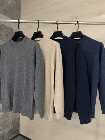 Ανδρικός μινιμαλιστικός πλεκτός πουλόβερ με στρογγυλό λαιμό, μακριά μανίκια, διαπνέουσα πολυεστερική μείξη 40%