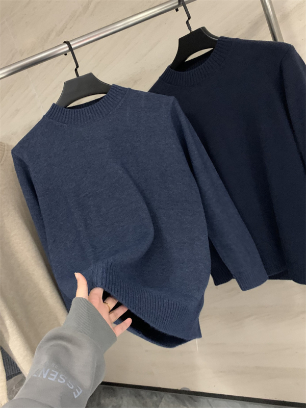 Ανδρικός μινιμαλιστικός πλεκτός πουλόβερ με στρογγυλό λαιμό, μακριά μανίκια, διαπνέουσα πολυεστερική μείξη 40%