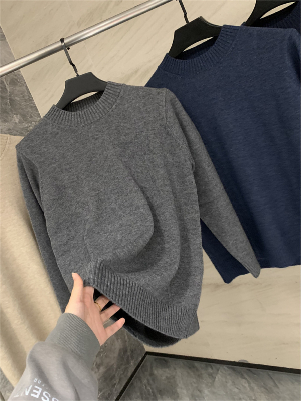 Ανδρικός μινιμαλιστικός πλεκτός πουλόβερ με στρογγυλό λαιμό, μακριά μανίκια, διαπνέουσα πολυεστερική μείξη 40%