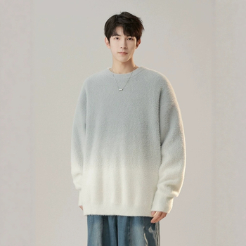 Πλεκτό πουλόβερ σε άνετη γραμμή, στρογγυλός λαιμός, μακριά μανίκια και μοτίβο ζακάρ