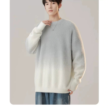 Πλεκτό πουλόβερ σε άνετη γραμμή, στρογγυλός λαιμός, μακριά μανίκια και μοτίβο ζακάρ