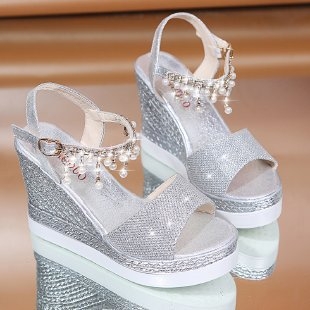 Dámske sandále s nakloneným podpätkom – okrúhla špička, pás s kvetinovými kryštálmi, PU vrchný materiál, EVA podrážka, výška päty 6–8 cm