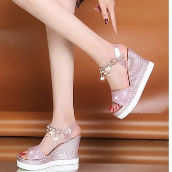 Dámske sandále s nakloneným podpätkom – okrúhla špička, pás s kvetinovými kryštálmi, PU vrchný materiál, EVA podrážka, výška päty 6–8 cm