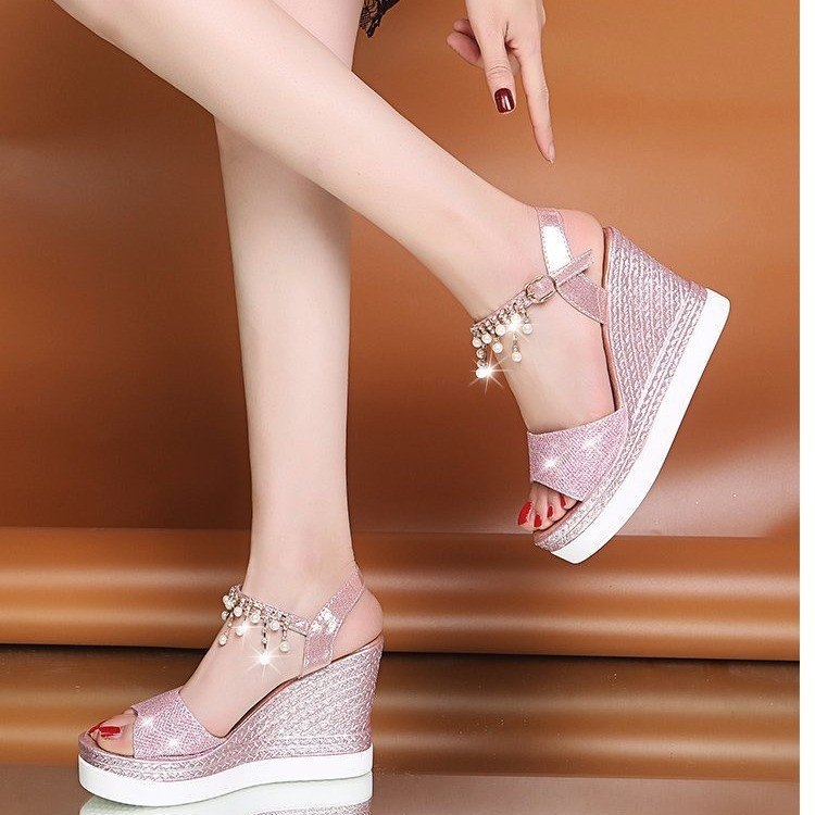 Dámske sandále s nakloneným podpätkom – okrúhla špička, pás s kvetinovými kryštálmi, PU vrchný materiál, EVA podrážka, výška päty 6–8 cm