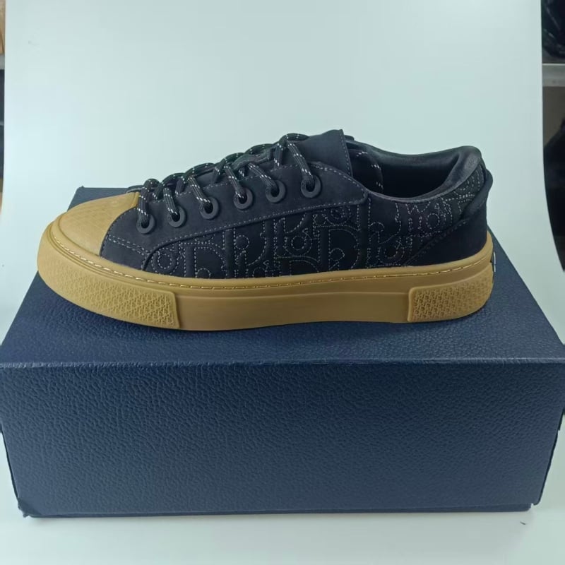 Unisex tenisice s debelom potplatom, gornji dio od prave kože i mreže, vezanje na vezice, okrugli vrh, srednja peta 3-5 cm