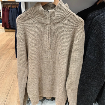 Πουλόβερ σε κορεατικό στυλ με στάσιμο γιακά, σε φαρδιά γραμμή, μακριά μανίκια