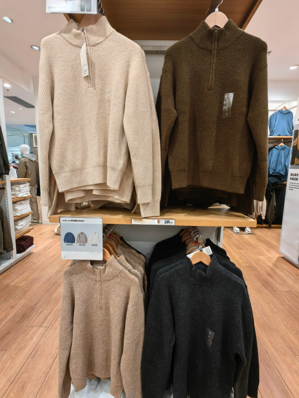 Πουλόβερ σε κορεατικό στυλ με στάσιμο γιακά, σε φαρδιά γραμμή, μακριά μανίκια