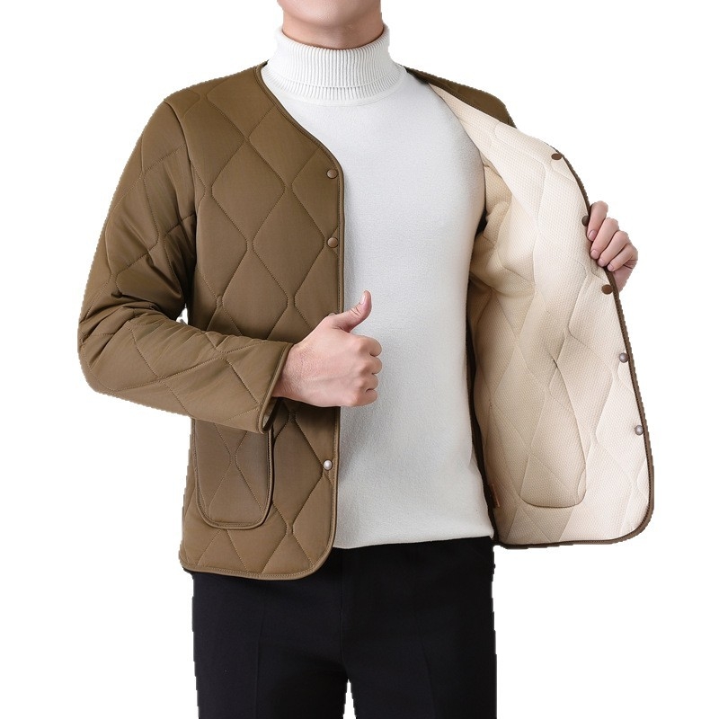 Ανδρικό γιλέκο από παχύ μαλλί με V-λαιμό, γέμισμα από βαμβάκι, επένδυση πολυεστέρα, πλαϊνά τσεπες, κουμπιά, ίσιο τελείωμα, χαλαρό στυλ