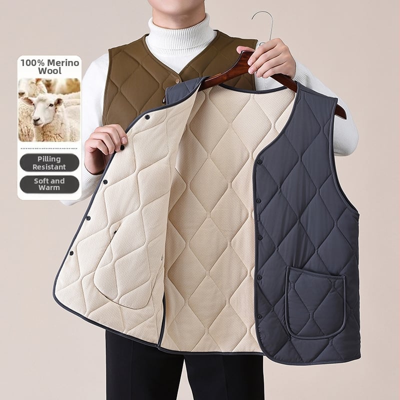 Ανδρικό γιλέκο από παχύ μαλλί με V-λαιμό, γέμισμα από βαμβάκι, επένδυση πολυεστέρα, πλαϊνά τσεπες, κουμπιά, ίσιο τελείωμα, χαλαρό στυλ