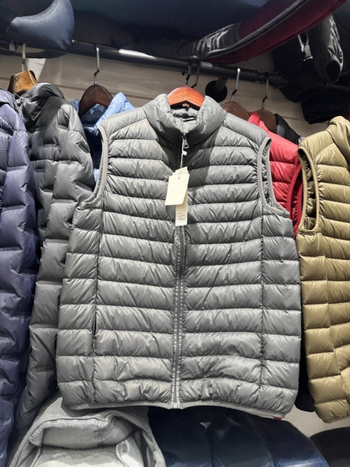 Υπερλεπτό γιλέκο με πούπουλα, εξωτερικό ύφασμα νάιλον, περιεκτικότητα σε πούπουλο 86–90%, γέμισμα 90 g λευκό πούπουλο από πάπιες, λεπτό, χωρίς κουκούλα