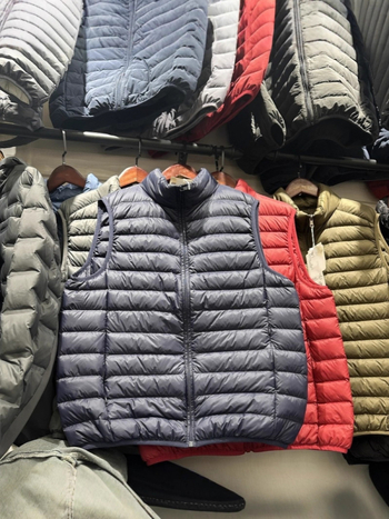 Υπερλεπτό γιλέκο με πούπουλα, εξωτερικό ύφασμα νάιλον, περιεκτικότητα σε πούπουλο 86–90%, γέμισμα 90 g λευκό πούπουλο από πάπιες, λεπτό, χωρίς κουκούλα