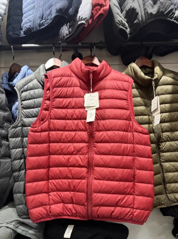 Υπερλεπτό γιλέκο με πούπουλα, εξωτερικό ύφασμα νάιλον, περιεκτικότητα σε πούπουλο 86–90%, γέμισμα 90 g λευκό πούπουλο από πάπιες, λεπτό, χωρίς κουκούλα